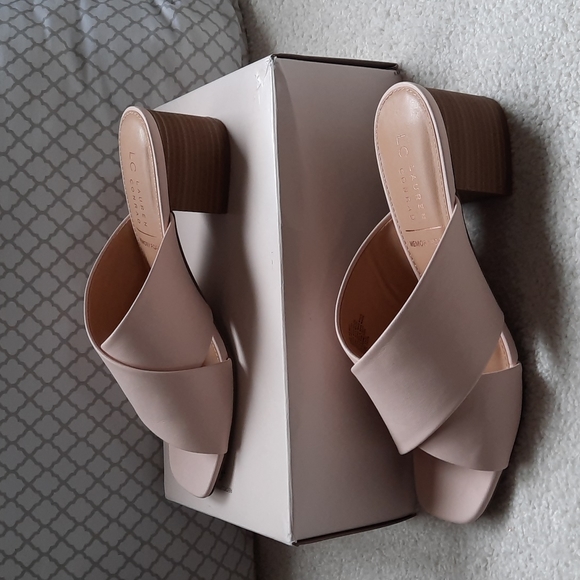 LC Lauren Conrad Shoes - 21. NIB.  LC Lauren Conrad Sodapop Women's Block Heel Slide Sandles